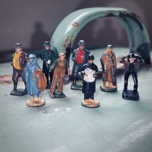 Tiny People x 8, Lead