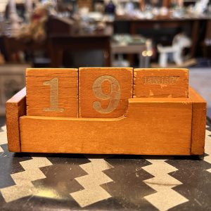 Charming Wooden Vintage Desk Calendar