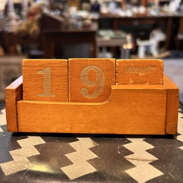 Charming Wooden Vintage Desk Calendar
