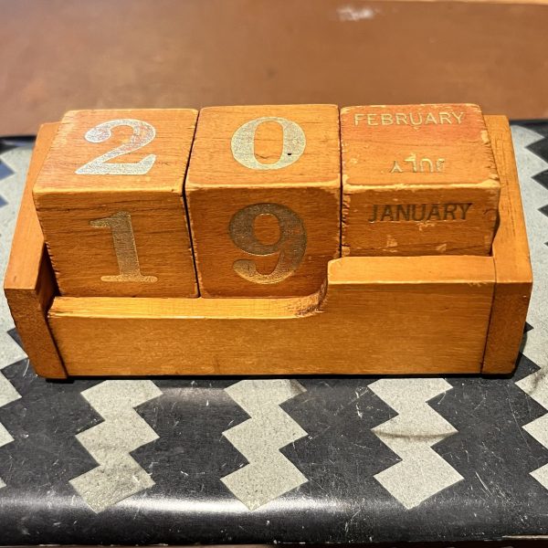 Charming Wooden Vintage Desk Calendar - Image 2