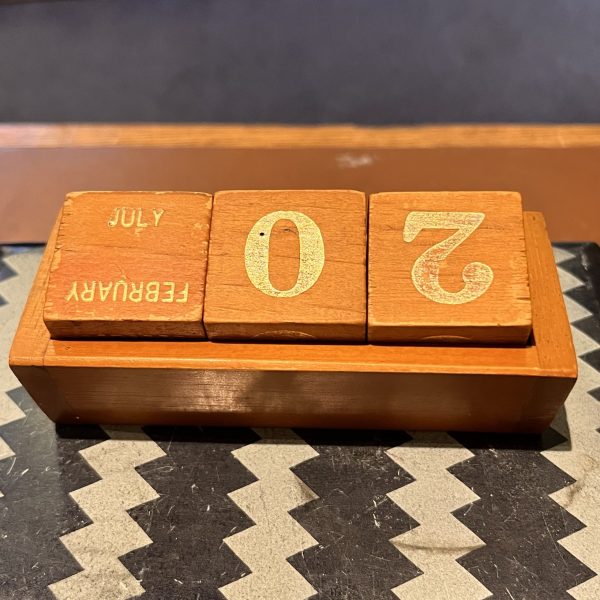 Charming Wooden Vintage Desk Calendar - Image 3