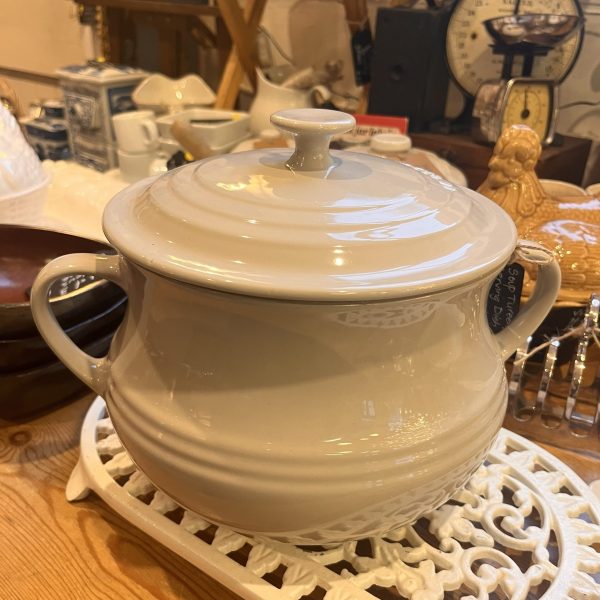 Le Creuset Glazed Stoneware Serving Pot/Soup Tureen Large 20cm in colour Dune