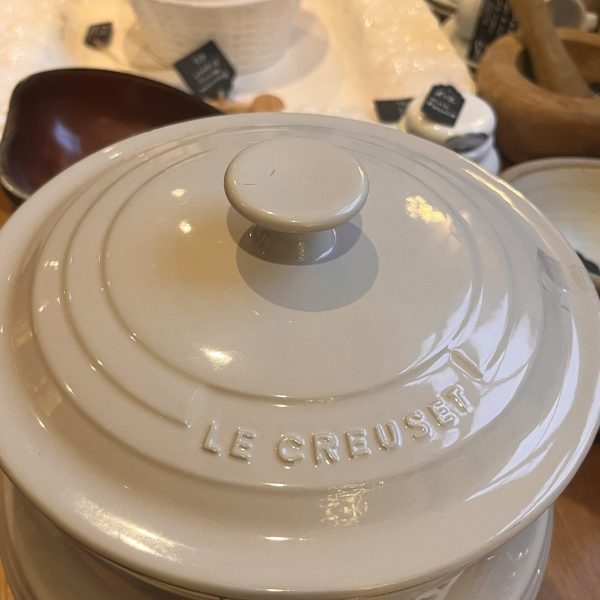 Le Creuset Glazed Stoneware Serving Pot/Soup Tureen Large 20cm in colour Dune - Image 2