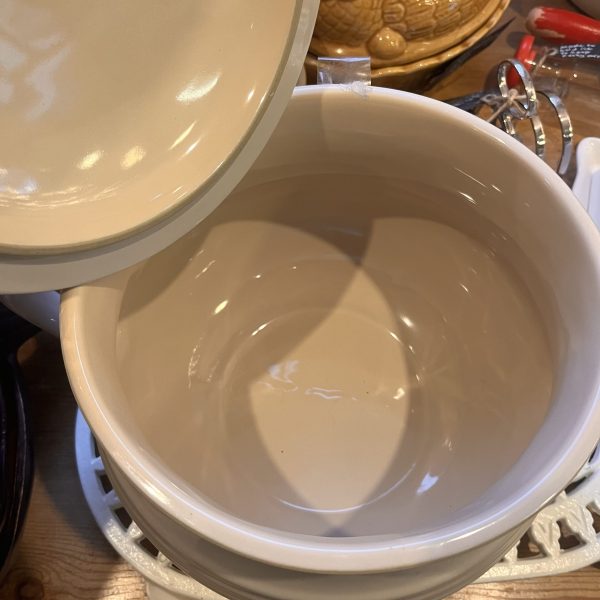 Le Creuset Glazed Stoneware Serving Pot/Soup Tureen Large 20cm in colour Dune - Image 3