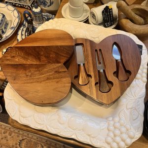 Sweet folding heart shaped wooden cheese knife set