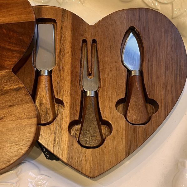 Sweet folding heart shaped wooden cheese knife set - Image 3