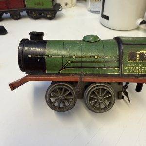 Tinplate Hornby O-gauge wind up train with 3 carriages