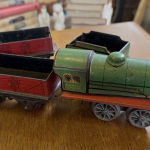 Tinplate Hornby O-gauge wind up train with 3 carriages